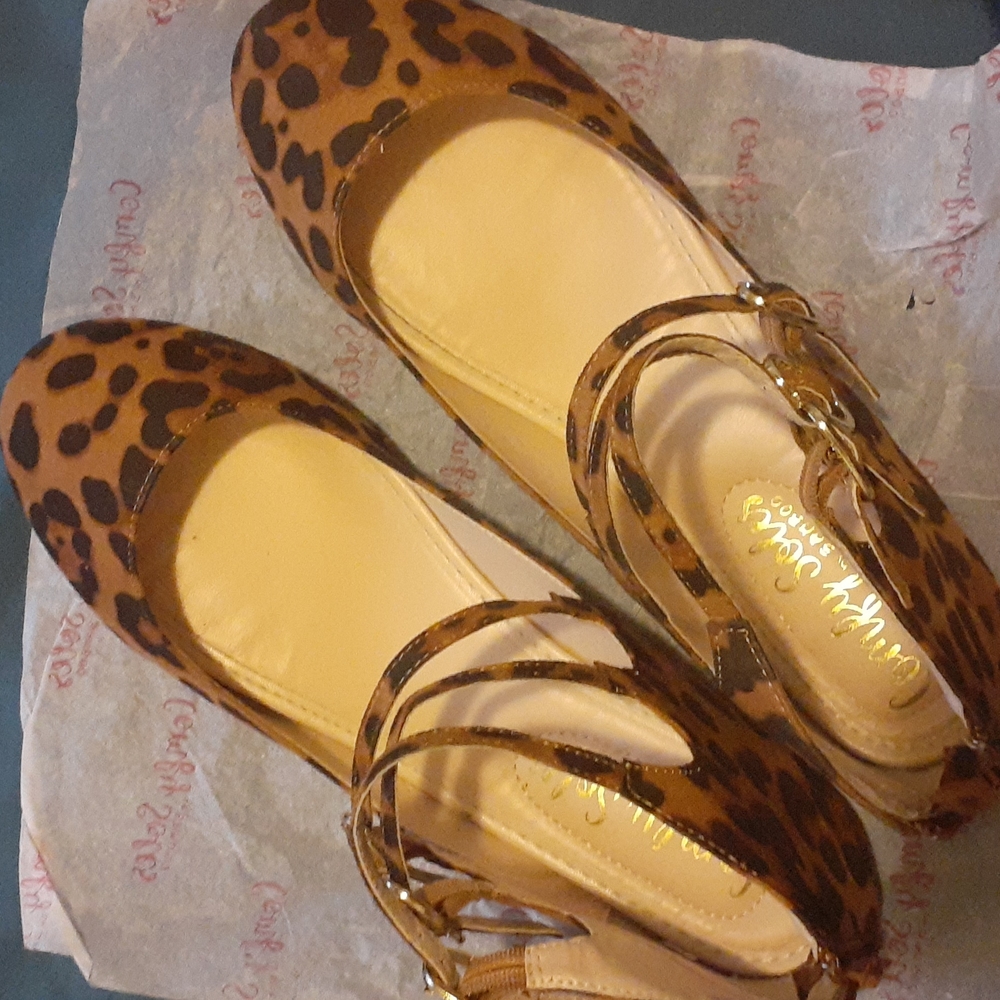 Cheetah print Flat Shoe, Straps around the ankle, Zips in the back, Size 8 1/2